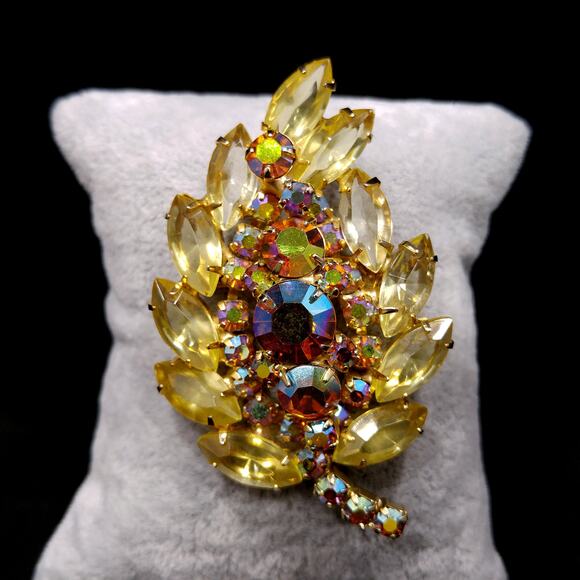Yellow & Topaz Aurora Borealis Rhinestone Leaf Brooch, Gold Plated 1960s Vintage - Picture 9 of 10